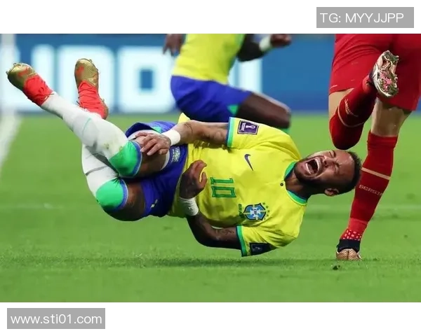 足球明星比赛中眉骨受伤紧急缝针现场直击球迷心痛不已