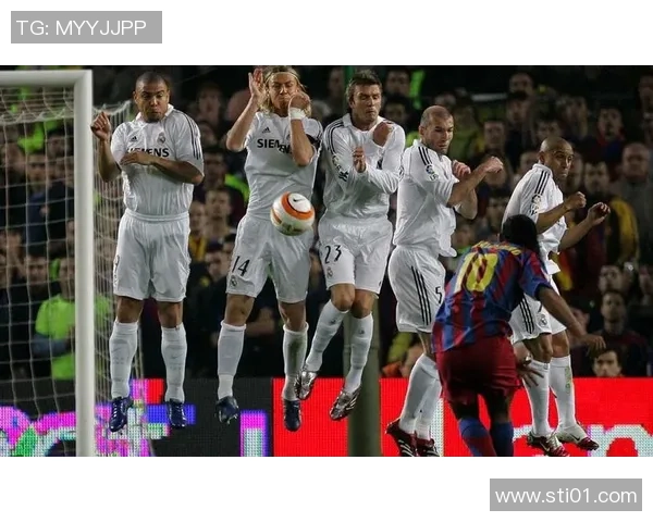 足球明星遭遇骨折伤痛回顾及其对职业生涯的影响分析